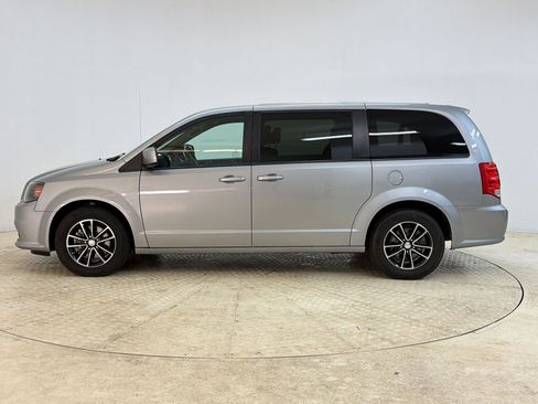 Used 2019 Dodge Grand Caravan SE FWD image 2