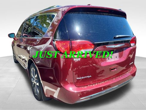 Used 2017 Chrysler Pacifica Limited w/ Tire & Wheel Group FWD image 4