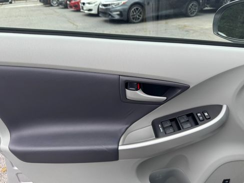 Used 2010 Toyota Prius Three image 9