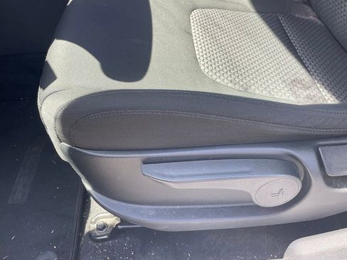 Used 2025 Kia Sportage LX image 4