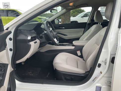 Used 2025 Nissan Altima 2.5 SV FWD image 8