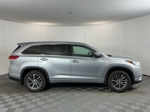 Used 2017 Toyota Highlander XLE AWD/4WD image 4