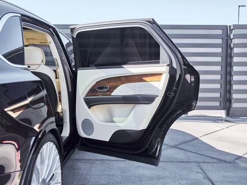 Used 2023 Bentley Bentayga Extended Wheelbase image 23