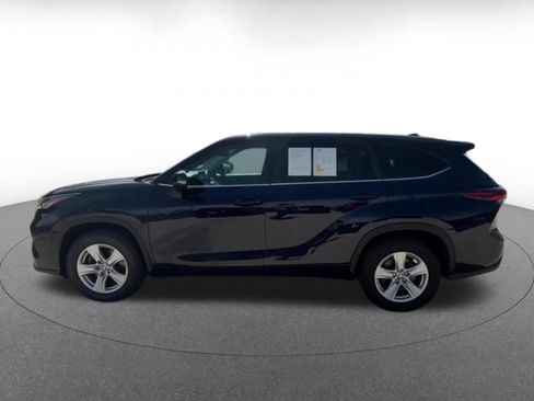Used 2025 Toyota Highlander LE FWD image 9