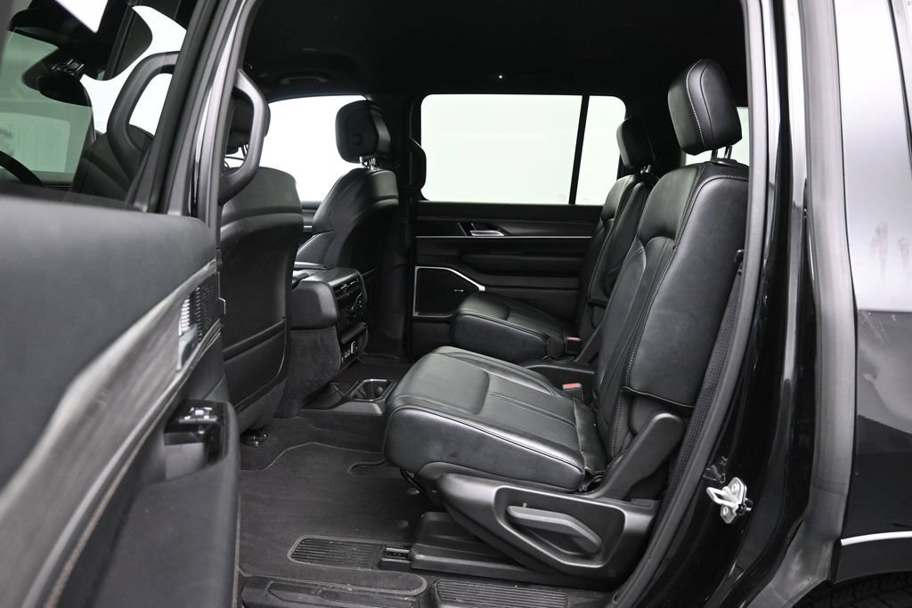 Used 2024 Jeep Wagoneer Series III AWD/4WD image 27