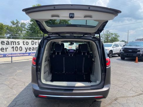 Used 2022 Chrysler Pacifica Touring-L FWD image 4