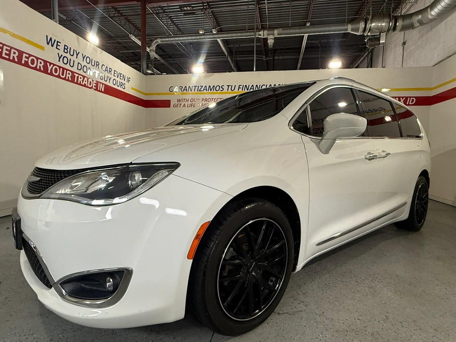Used 2018 Chrysler Pacifica Touring-L FWD image 3