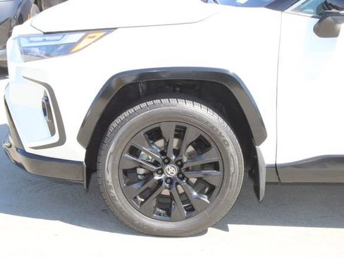Used 2022 Toyota RAV4 XLE Premium FWD image 4