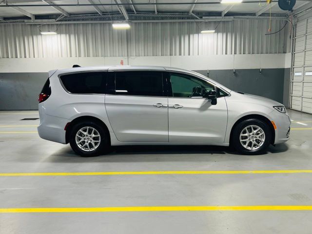 Used 2024 Chrysler Pacifica Touring-L FWD image 20