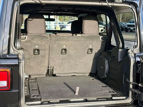 Used 2022 Jeep Wrangler Unlimited Sahara image 13