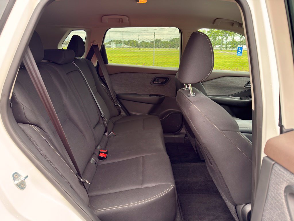 Used 2023 Nissan Rogue S AWD/4WD image 29