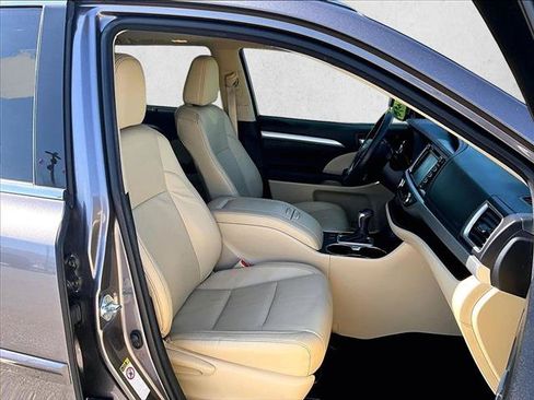 Used 2015 Toyota Highlander XLE FWD image 9