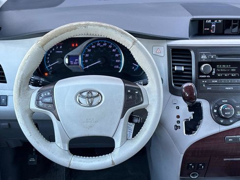 Used 2014 Toyota Sienna XLE FWD image 14