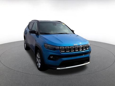 Used 2025 Jeep Compass Limited AWD/4WD image 3