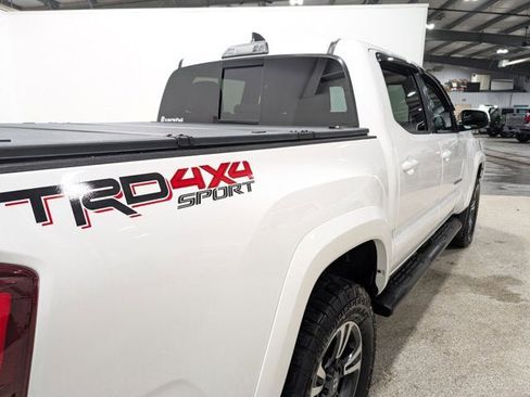 Used 2018 Toyota Tacoma TRD Sport image 3