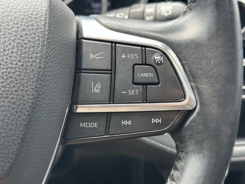 Used 2021 Toyota Highlander XLE AWD/4WD image 24