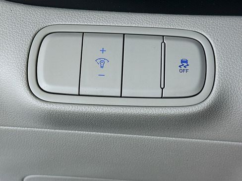 Used 2025 Hyundai Venue SEL FWD image 17