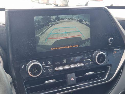 Used 2023 Toyota Highlander XLE FWD image 31