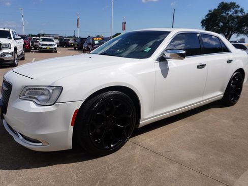 Used 2020 Chrysler 300 Limited image 3
