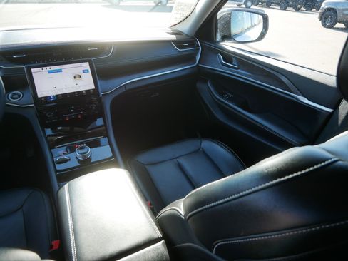 Used 2023 Jeep Grand Cherokee Limited w/ Black Appearance Package image 11