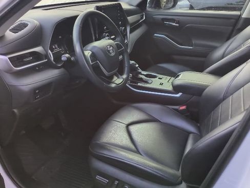 Used 2022 Toyota Highlander XLE FWD image 6