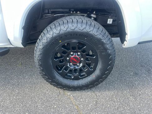 Certified 2022 Toyota Tacoma SR5 w/ Technology Package AWD/4WD image 24