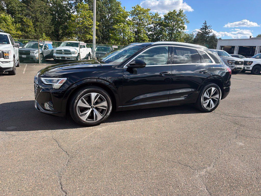 Used 2024 Audi Q8 e-tron Premium Plus w/ Premium Plus Package AWD/4WD image 2