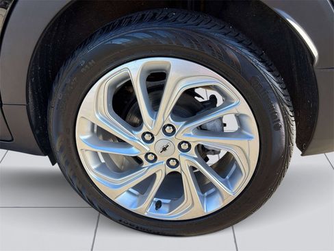 Used 2022 Chevrolet Bolt EUV LT w/ Comfort Package image 8