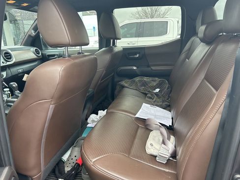 Used 2021 Toyota Tacoma Limited image 10