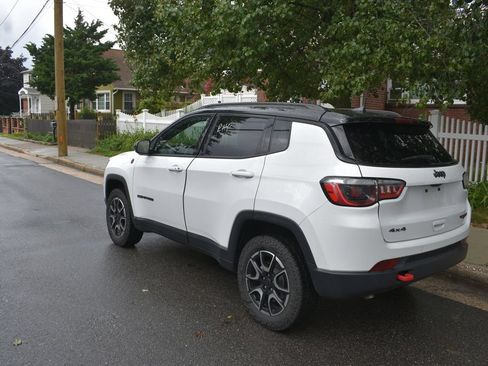 Used 2025 Jeep Compass Trailhawk AWD/4WD image 7