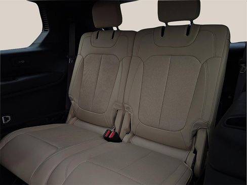 Used 2024 Jeep Grand Cherokee L Limited w/ Luxury Tech Group II image 9