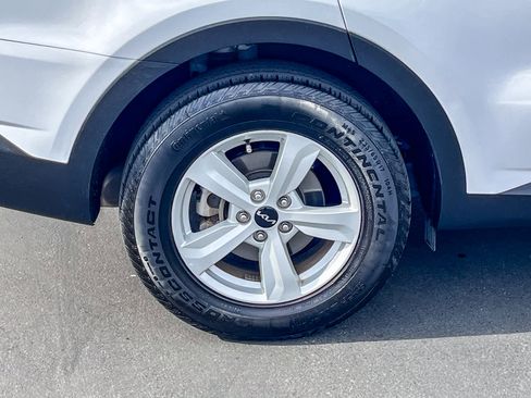 Used 2023 Kia Sorento LX image 10