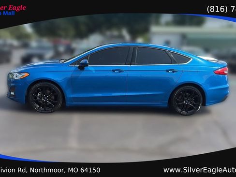 Used 2019 Ford Fusion SE w/ Equipment Group 151A FWD image 2