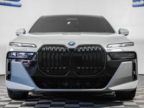 Used 2025 BMW 750e xDrive image 2