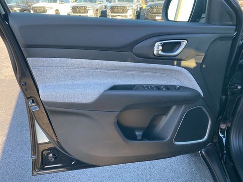 New 2026 Jeep Compass Latitude image 9