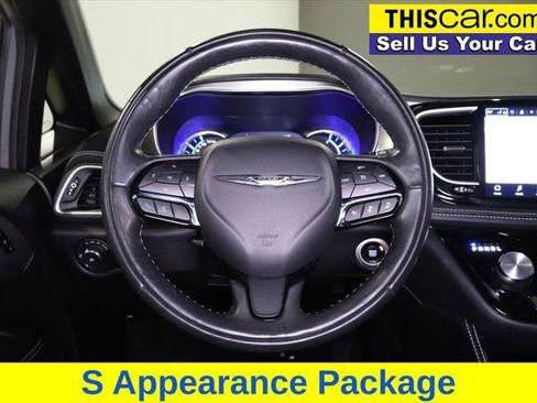 Used 2022 Chrysler Pacifica Limited w/ Uconnect Theater Family Group image 14