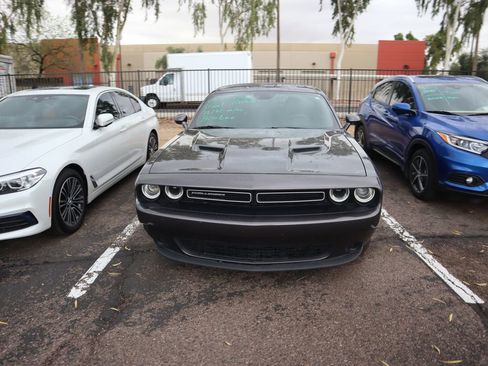 Used 2019 Dodge Challenger SXT image 2