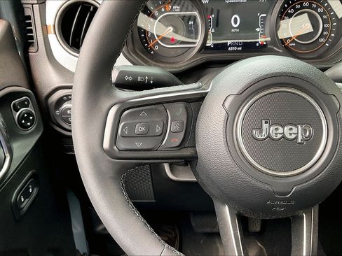 Certified 2025 Jeep Gladiator Sport AWD/4WD image 16
