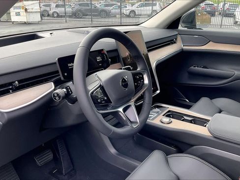 New 2025 Volvo EX90 Plus w/ Protection Package Premier image 8