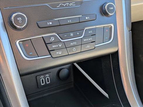 Used 2019 Ford Fusion SE FWD image 17