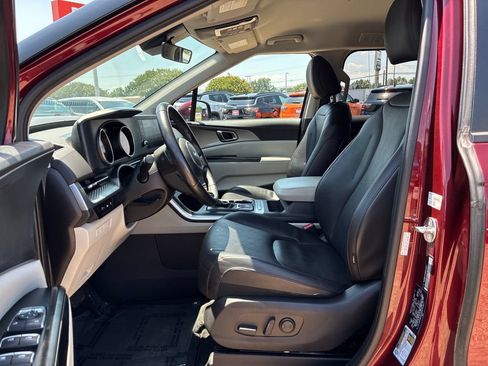 Used 2024 Kia Carnival LX FWD image 16