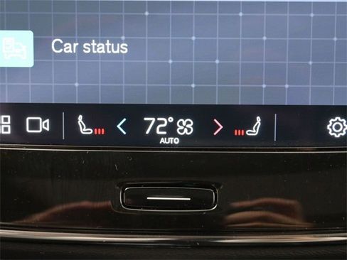 Used 2024 Volvo XC40 B5 Plus image 19