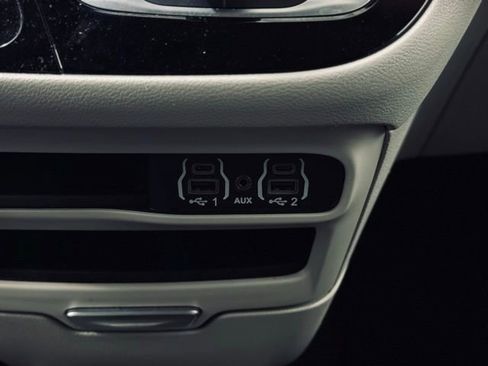 Used 2024 Chrysler Pacifica Touring-L FWD image 34