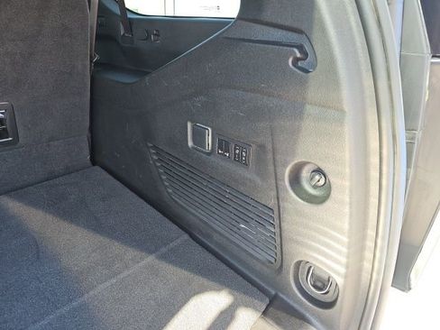 Used 2023 Chevrolet Suburban High Country image 18