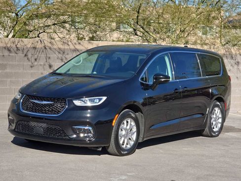 Certified 2024 Chrysler Pacifica Touring-L image 5