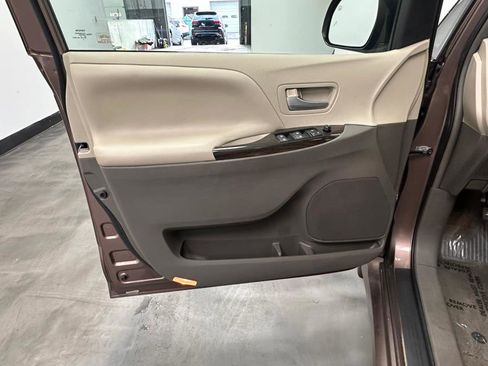 Used 2018 Toyota Sienna XLE w/ XLE Navigation Package image 44