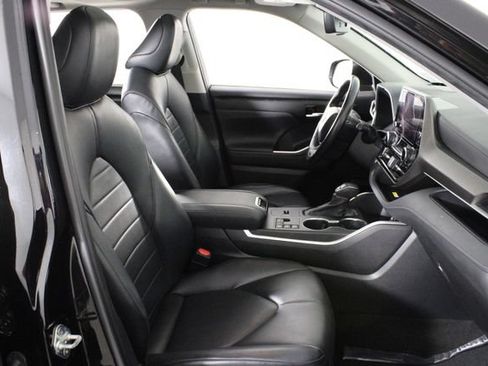 Used 2023 Toyota Highlander XLE FWD image 19