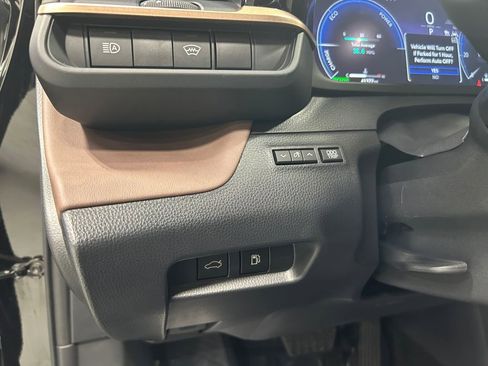 Used 2023 Toyota Crown Limited image 22