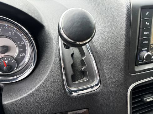Used 2013 Chrysler Town & Country Touring-L w/ Driver Convenience Group FWD image 23