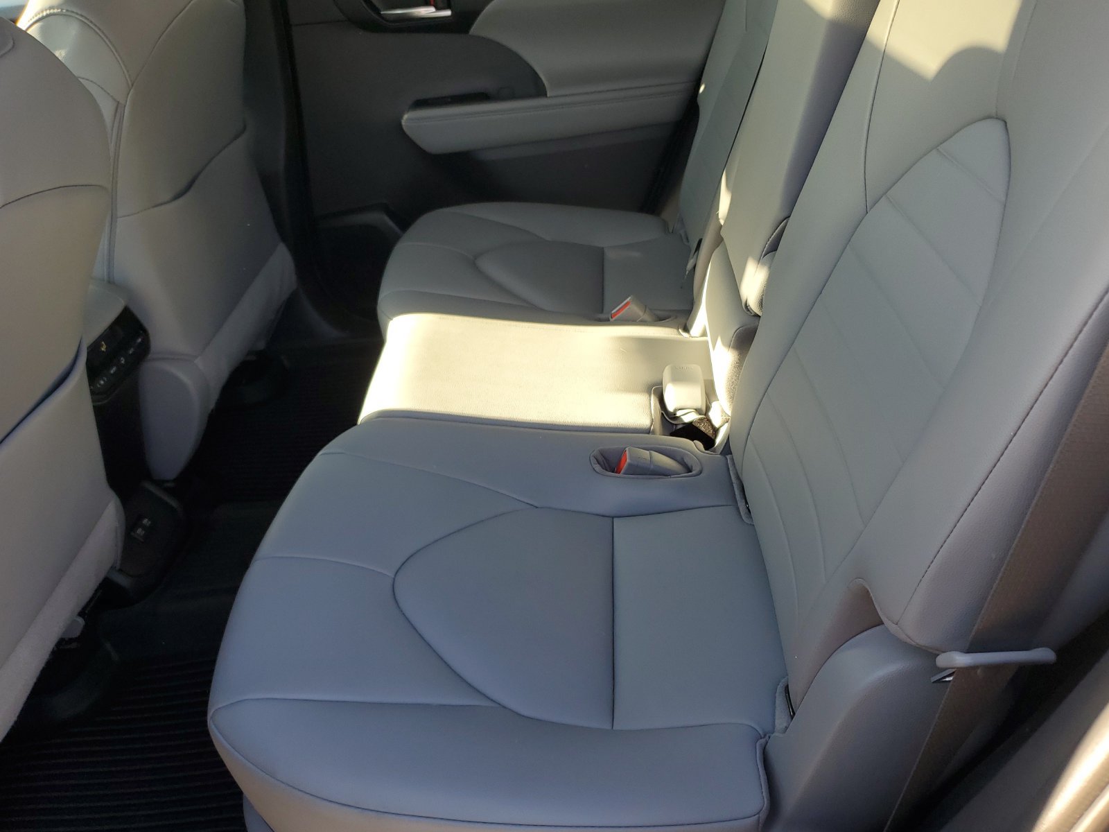 Used 2020 Toyota Highlander XLE AWD/4WD image 13